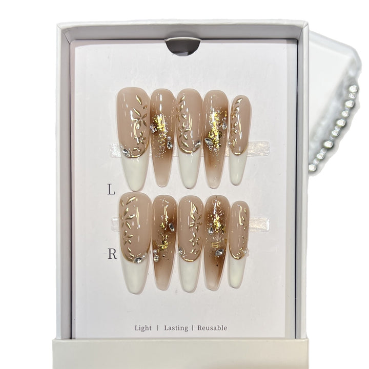 Stylisches Druck-Nagelset mit elegantem Goldblatt-Design