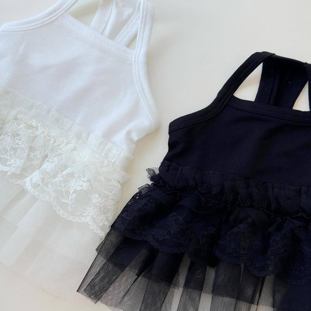Säuglings-Tüllkleid mit Spitzenbesatz und Stufenärmelchen