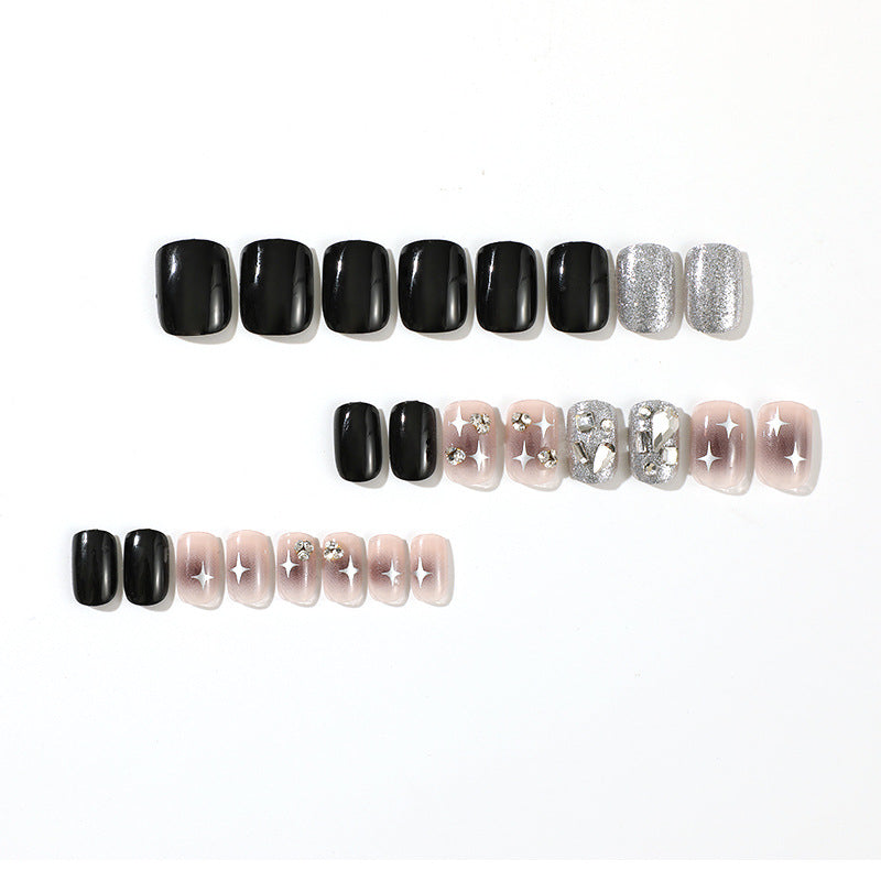 Elegante Nagelkunst mit Glitzer und Sternenmotiven Karnz