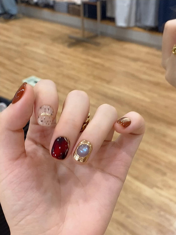 Glamouröse Kunstnägel mit Eleganten Designs Karnz