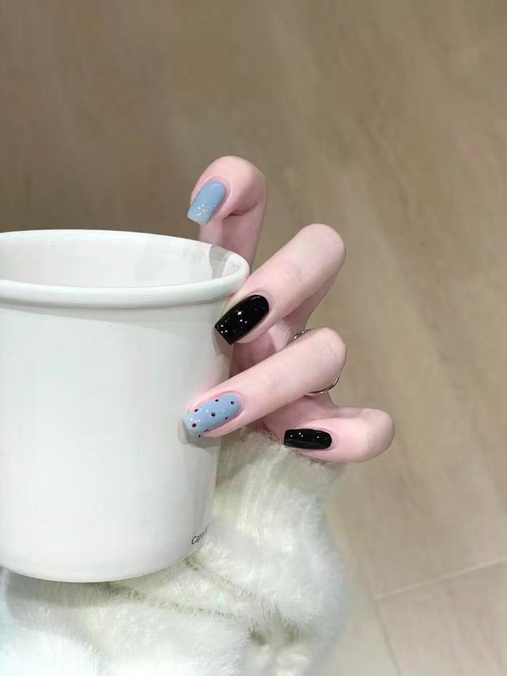 Künstlerische Press-On Nagelkunst mit kreativen Designs