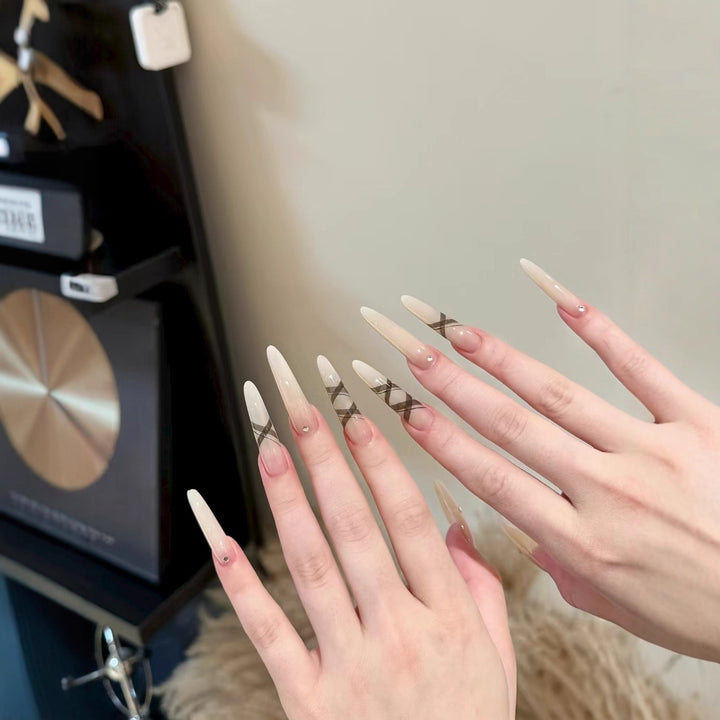Elegante Stiletto-Nagelverstärkungen mit künstlerischen Akzenten