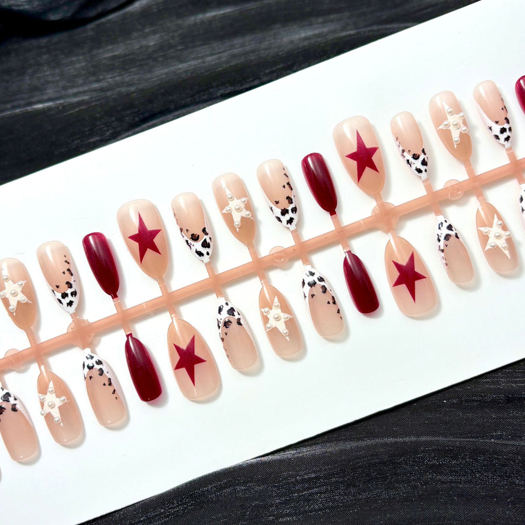 Stylisches Press-On-Nagelset mit künstlerischen Designs
