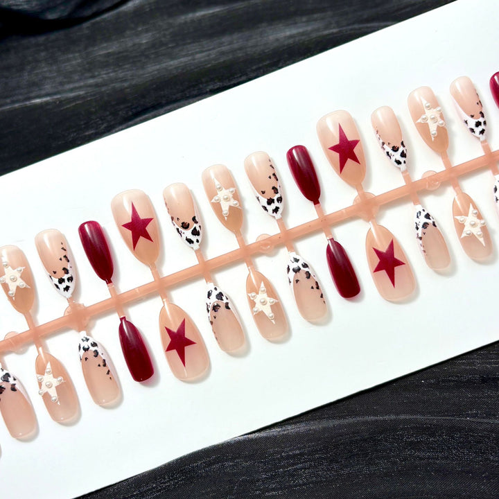 Stylisches Press-On-Nagelset mit künstlerischen Designs