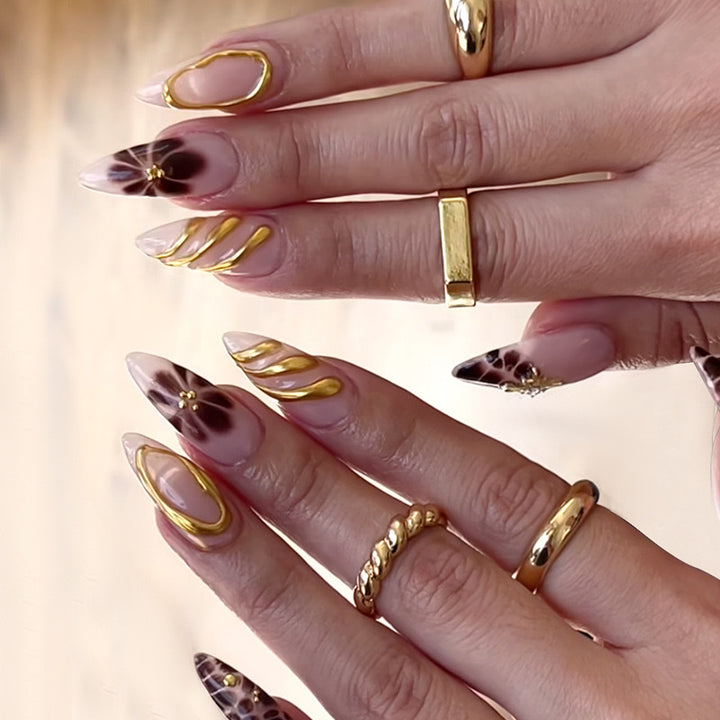 Nagelkunstset mit luxuriösen 3D-Verzierungen und goldenen Akzenten Karnz