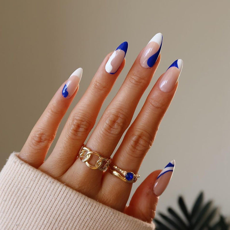 Kunstvolle Nagelverlängerungen mit elegantem Blattmuster Karnz