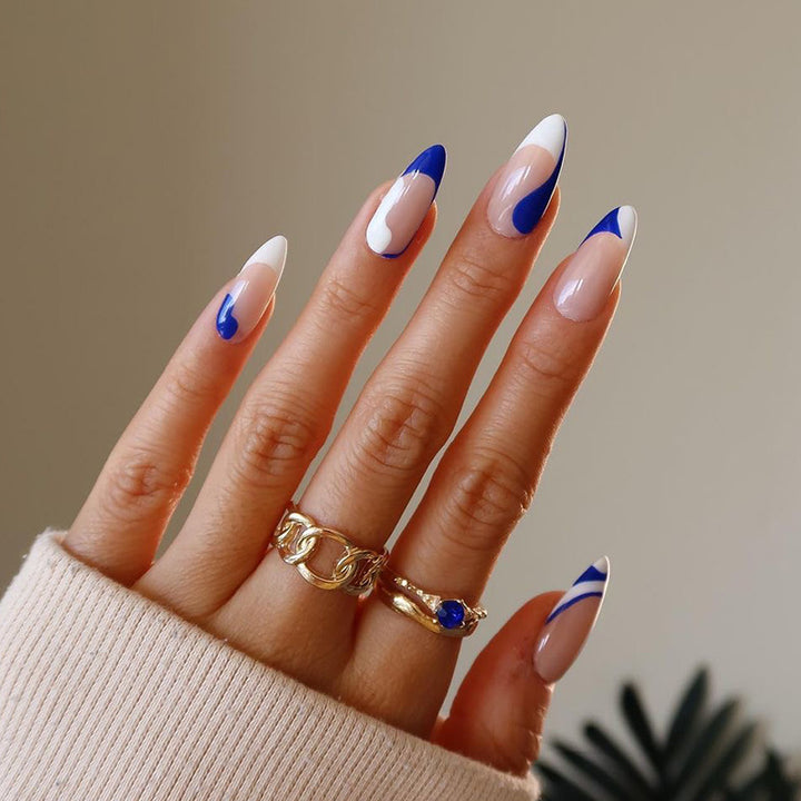Kunstvolle Nagelverlängerungen mit elegantem Blattmuster Karnz