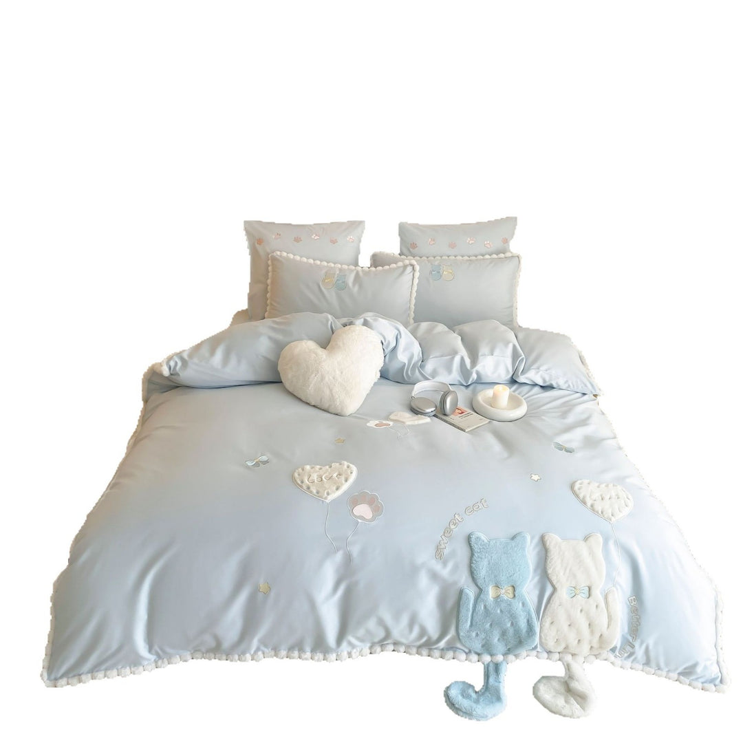 Niedliches Bettwäsche‑Set aus Feinsatin mit 3D‑Katzenapplikationen, Pompon‑Borte & Zierkissen