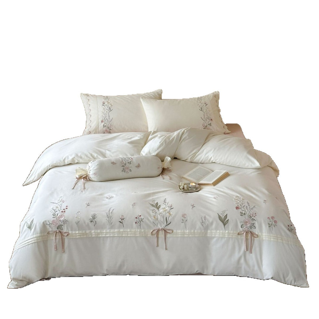 Bestickte Bettwäsche-Garnitur aus Baumwollsatin mit Zierrolle und feinem Blumenmotiv
