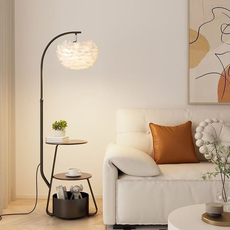 Künstlerische Stehlampe mit elegantem Federlampenschirm
