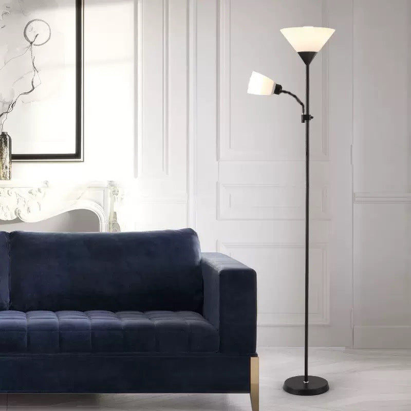Multifunktionale Stehlampe mit verstellbarem Leselicht