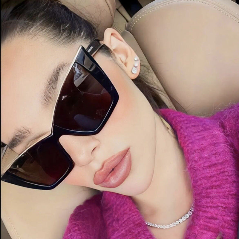Damen extravagante Sonnenbrille mit einzigartigem Design und goldenen Akzenten Karnz