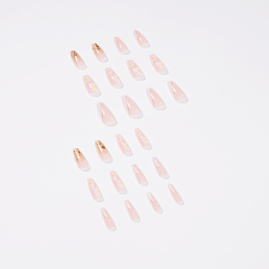 Kunstvolle Nagelverlängerungen mit floralen Designs und Glitzerakzenten Karnz