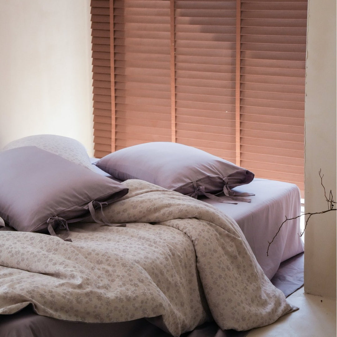 Wendbares Bettwäscheset aus Baumwollsatin mit floralem Print und Bindebändern