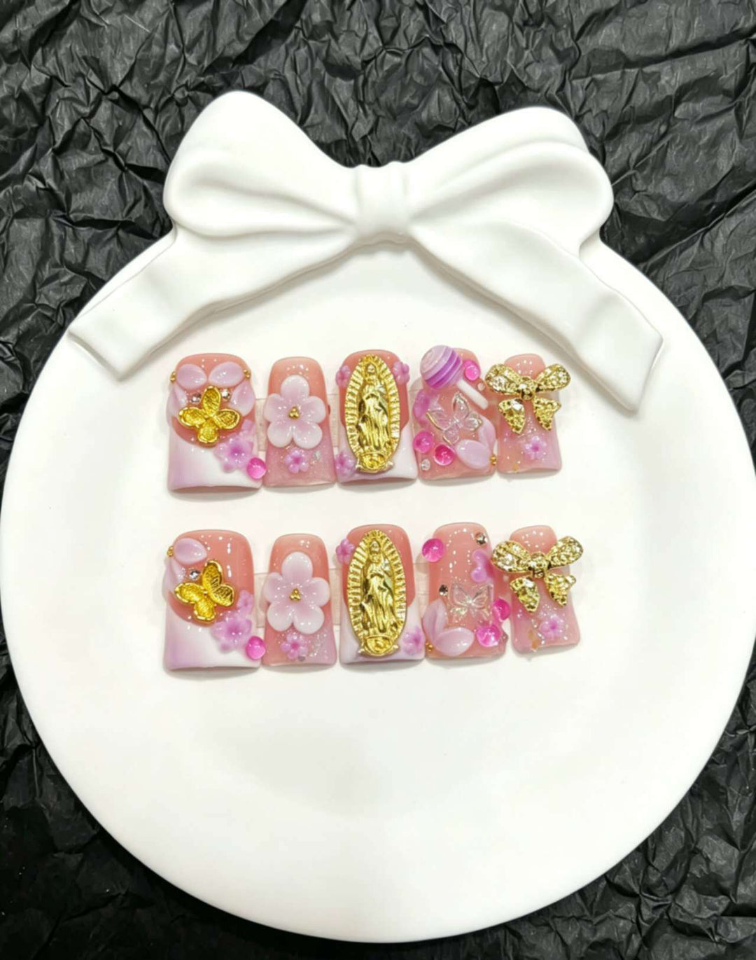 Dekoratives Press-On Nagelkunst-Set mit floralen und Schmetterlingsakzenten