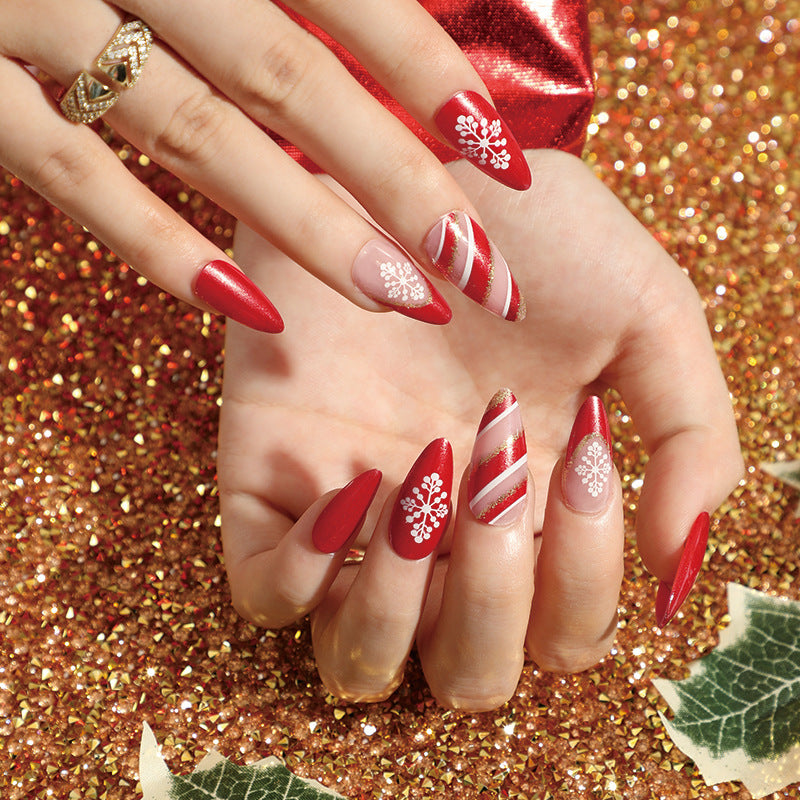 Elegante Acryl-Nägel mit goldenen Akzenten Karnz