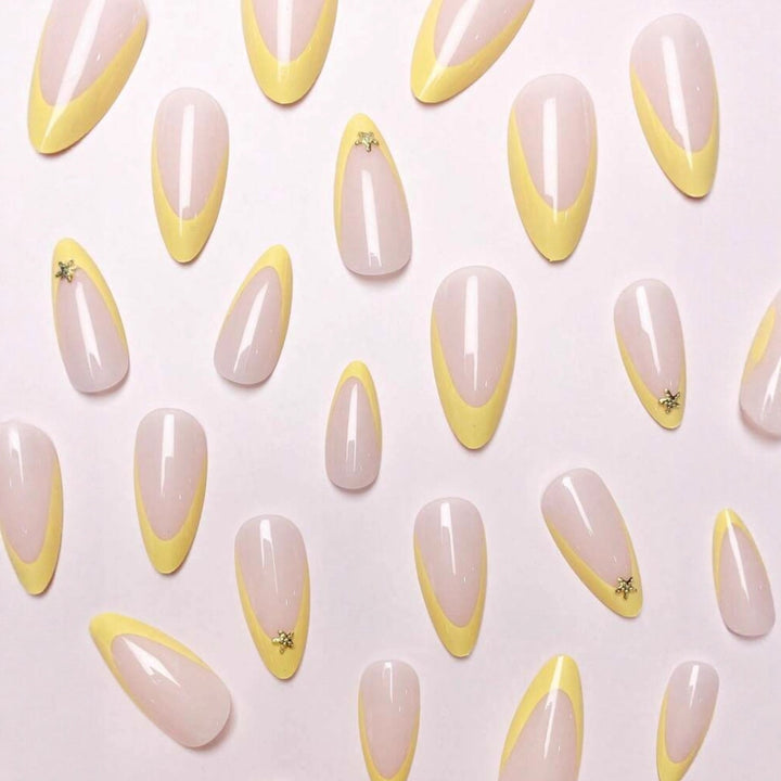 Kunstnagelset mit eleganten Spitzen und goldenen Verzierungen Karnz