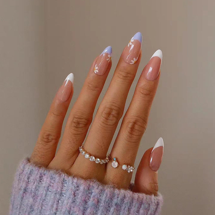 Elegante Kunstnagelgestaltung mit zarten Blüten- und Ombre-Effekten Karnz
