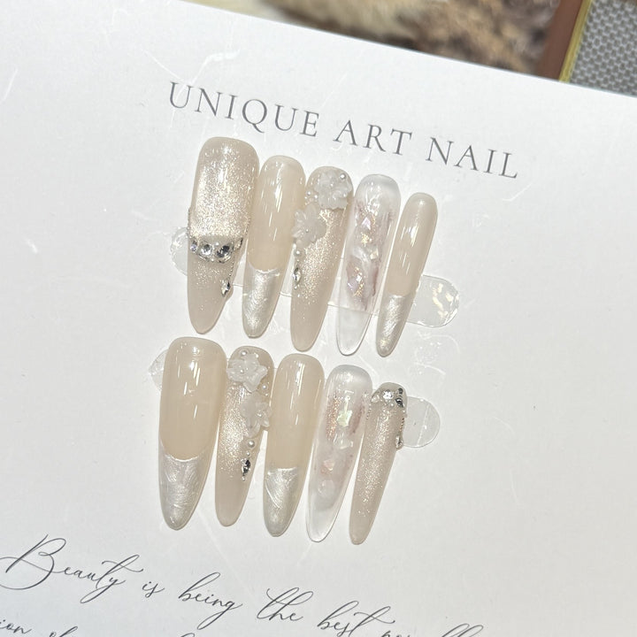 Künstlerisches Langes Press-On Nagelset mit Elegantem Floral Design Karnz