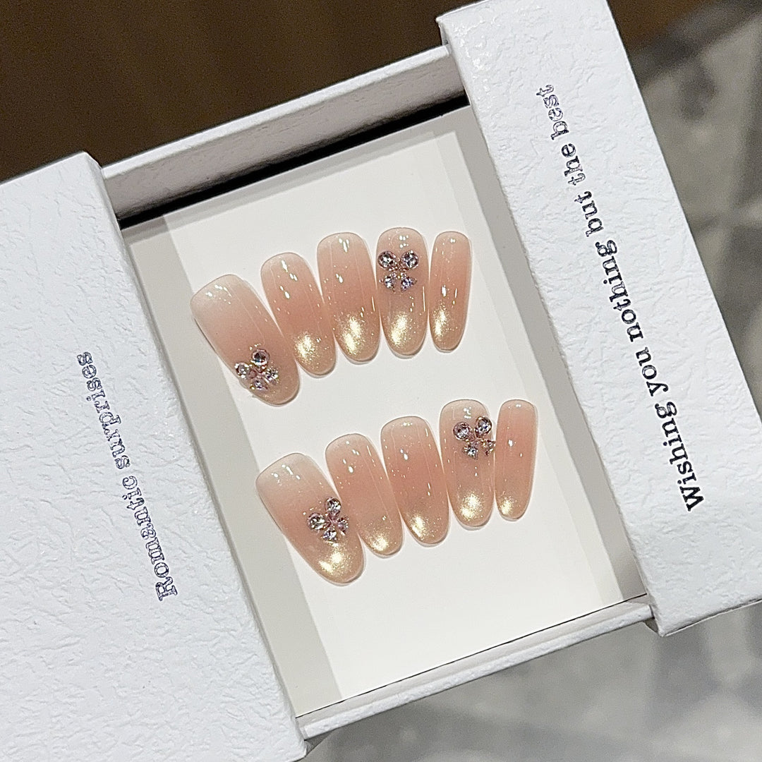 Elegante Kunstnägel mit Glitzer und Floralem Design Karnz