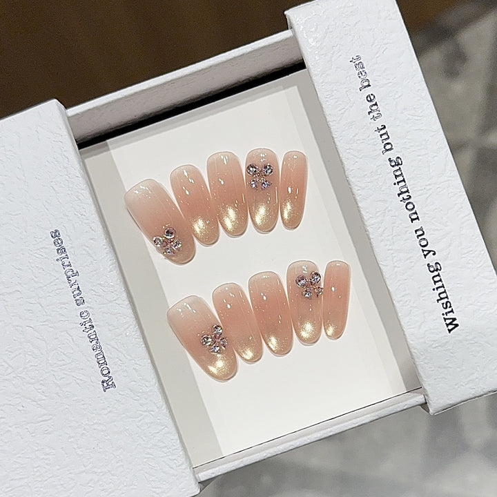 Elegante Kunstnägel mit Glitzer und Floralem Design Karnz