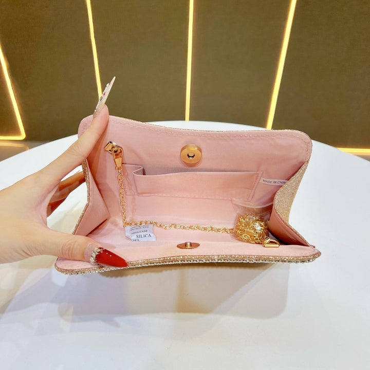 Glänzende Clutch mit Kristallbesatz