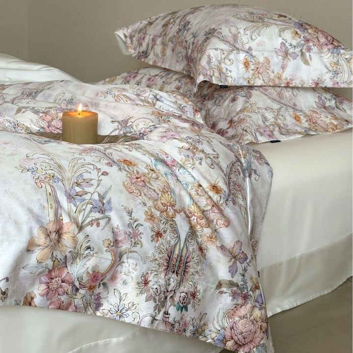 Feine Baumwollsatin-Bettwäschegarnitur mit Aquarell‑Blütenornamentik und Hotelverschluss