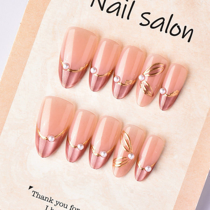 Kunstnagelset mit glamourösen goldenen Akzenten und elegantem Design Karnz