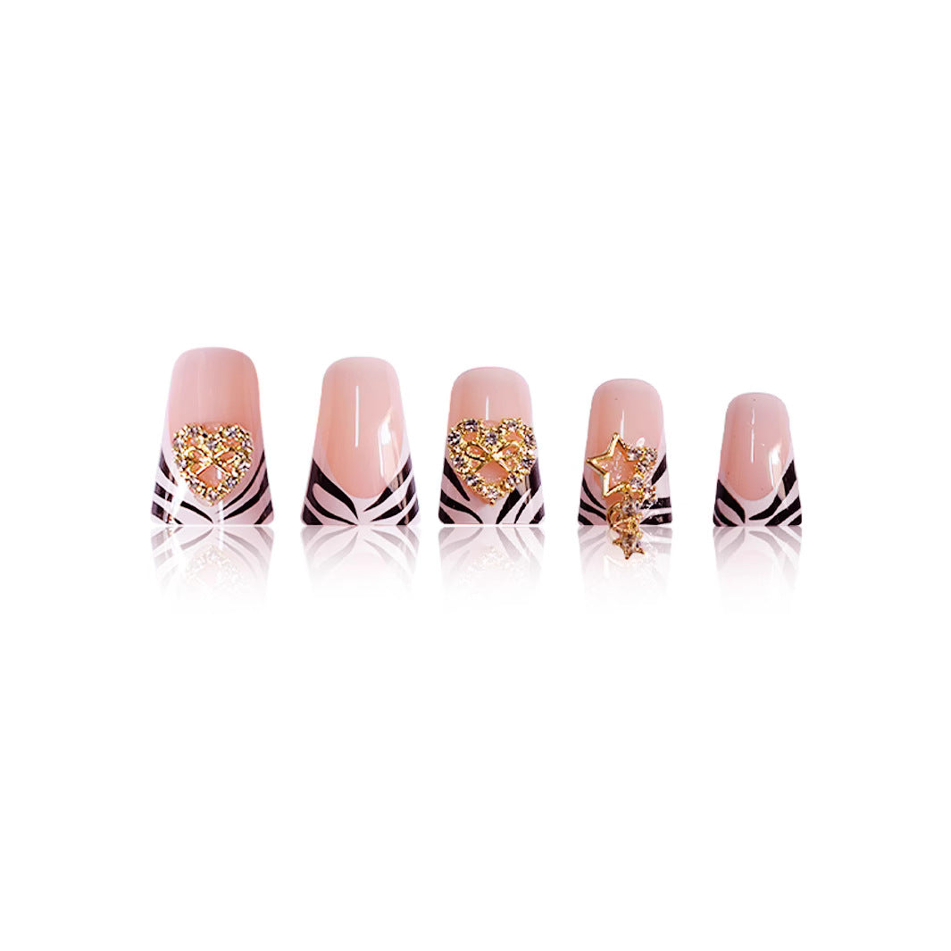 Künstlerische zebra-musterierte Nagelverzierungen mit Edelstein-Akzenten Karnz