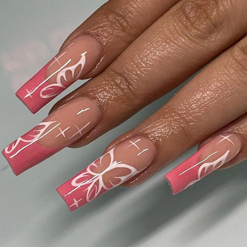 Kunstvolle Stiletto-Nägel mit buntem Schmetterlingsdesign Karnz