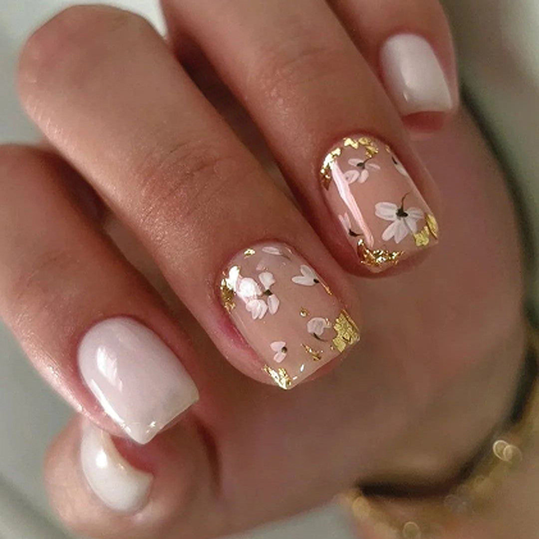 Künstliche Nagelkunst mit zarten Blüten und Glitzerakzenten Karnz