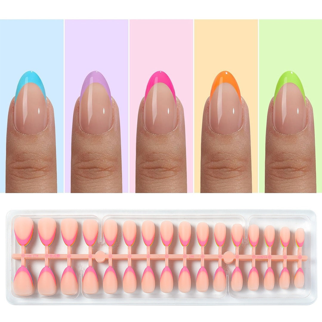 Kunstnagelset mit bunten Spitzen Karnz