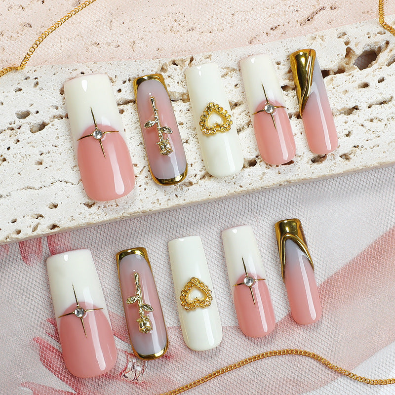 Kunstnagelset mit glamourösen Verzierungen Karnz