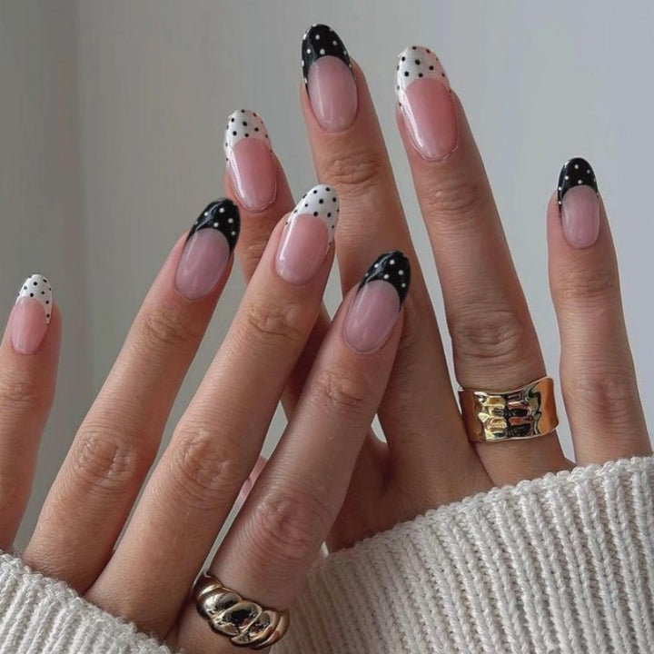Stylishes gepunktetes Press-On-Nail-Design Karnz