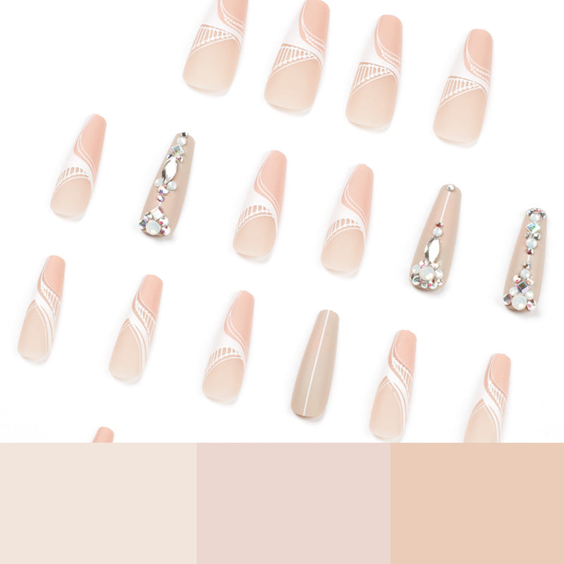 Kunstvolle Nagelverlängerungen mit eleganten Verzierungen Karnz