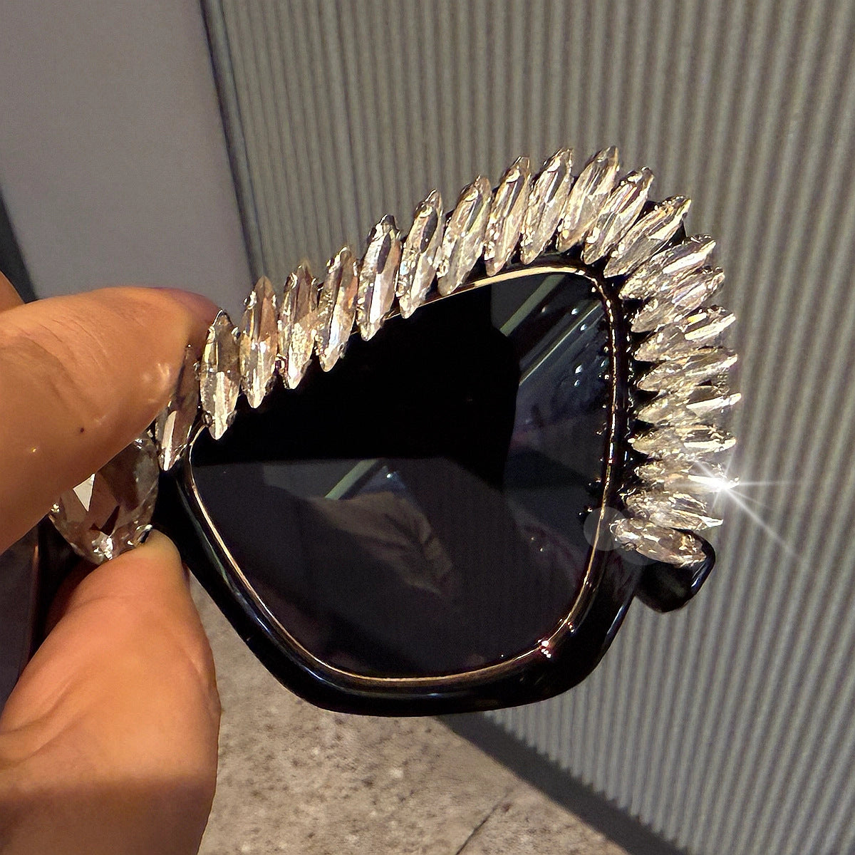 Damen extravagante Cat-Eye-Sonnenbrille mit funkelnden Kristallspitzen Karnz