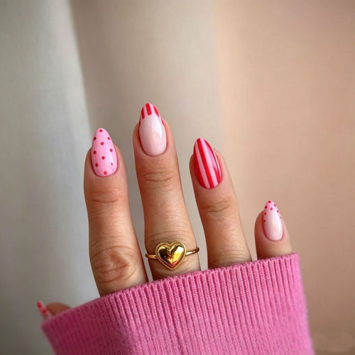 Künstlerisches Nageldesign mit Herz und Streifen Karnz