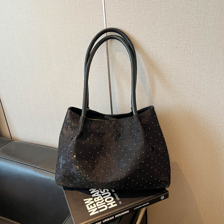 Stylische Handtasche mit metallischen Akzenten