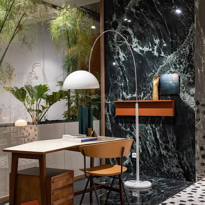 Arc Stehlampe mit verstellbarer Höhe und elegantem Schirm