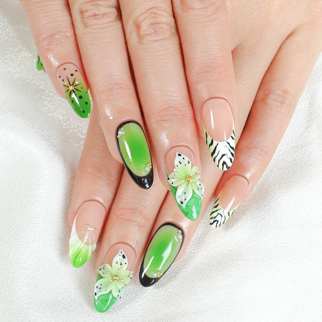 Kunstnagelset mit floralem und buntem Design Karnz