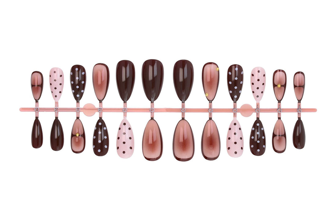 Kunstnagelset mit eleganten Akzenten und kreativen Designs Karnz