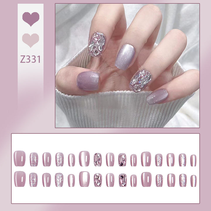 Kunstnagelset mit Glitzer- und Metallic-Effekten Karnz
