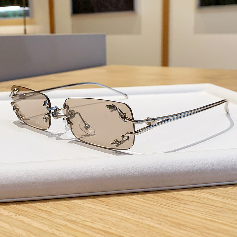 Damen modische Sonnenbrille mit filigranem Metallrahmen und transparenten Gläsern Karnz
