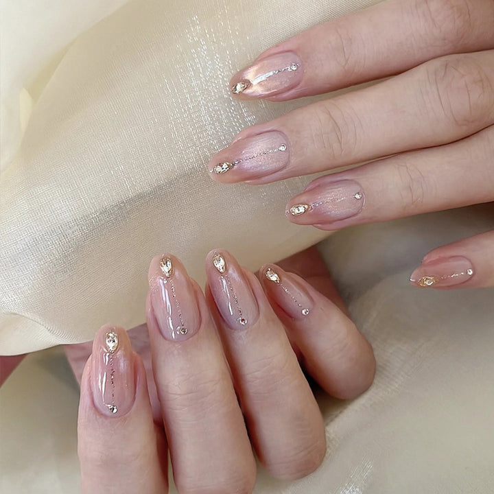 Elegantes Press-On-Nageldesign mit Strassakzenten Karnz
