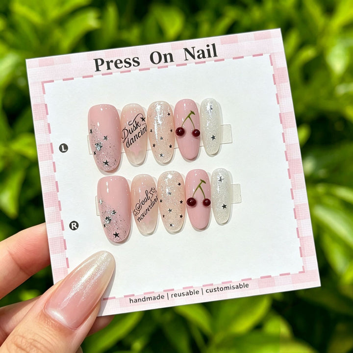 Wiederverwendbares Press-On Nagelkunstset mit floralen Akzenten