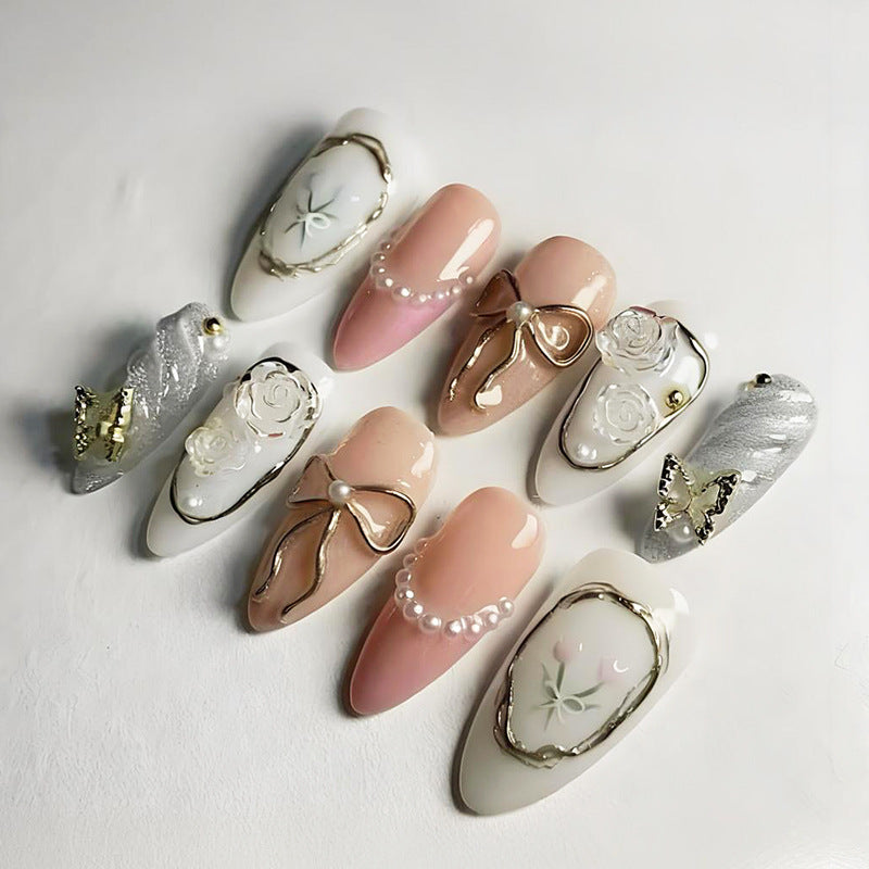 Kunstnagelset mit romantischen Blüten- und Goldverzierungen Karnz