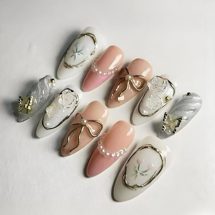 Kunstnagelset mit romantischen Blüten- und Goldverzierungen Karnz