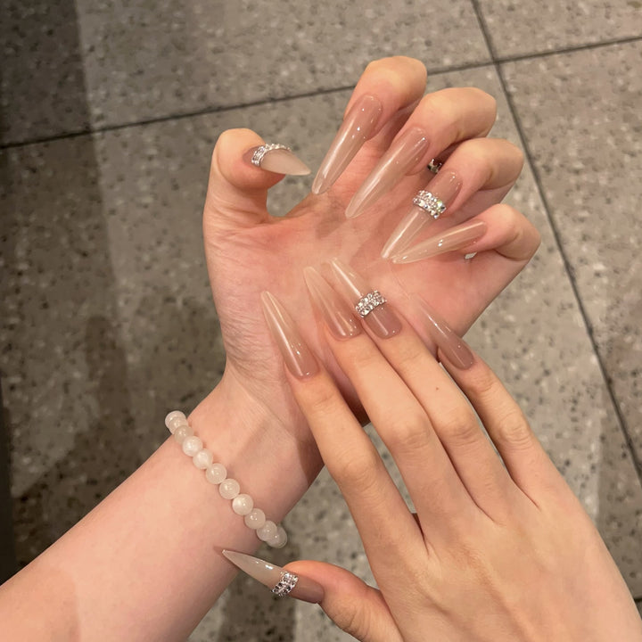 Stiletto Nagelkunst Tipps mit Strassakzenten Karnz