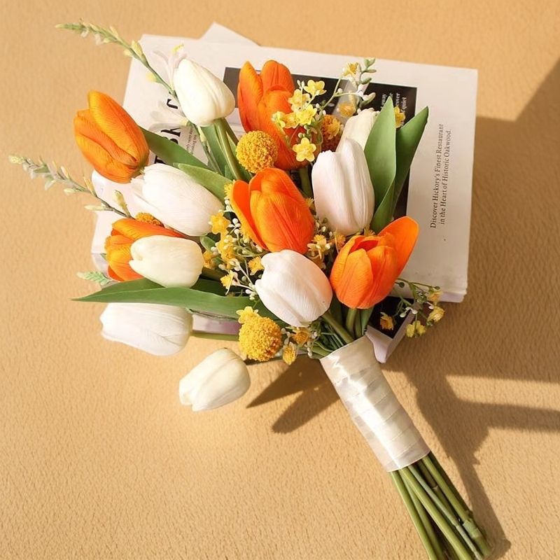 Künstlicher Tulpenblumenstrauß mit dekorativen floralen Akzenten