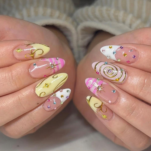 Kunstvolle Nagelkunst mit Glitzer- und Spiral-Design Karnz